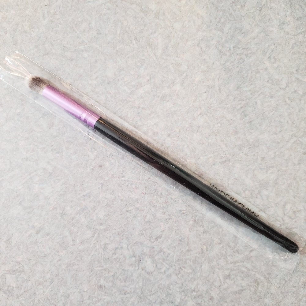 IBY Beauty Crease Eyeshadow Brush